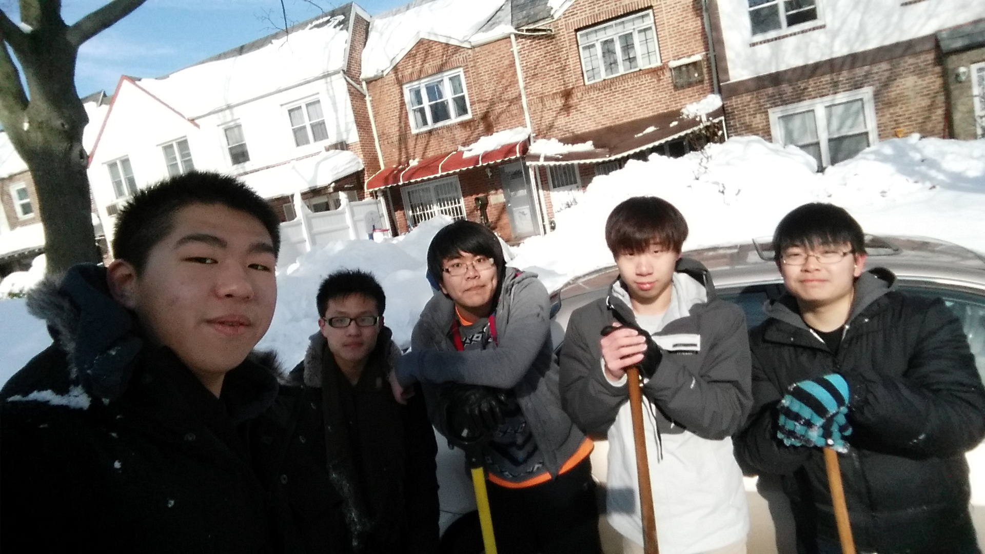 Many thanks to our East-West students Kern Hui, Jun Hao, Hai Lin, Jason Shi and Sen Xu for volunteering to shovel snow for the seniors in our community.