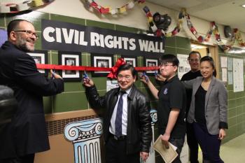 法拉盛東西國際學習學校27日舉行「人權之牆」(Civil Rights Wall)揭幕儀式，用以提醒師生對「非裔傳統月」的重視。牆面展出多幅圖片，表現民權奮鬥史以及在校學生對民權運動重大事件所寫的文章。市議員顧雅明出席儀式，勉勵學生珍惜民主價值。國會眾議員孟昭文、州眾議員金兌錫、李羅莎 (Nily Rozic) 均派代表致意。（圖：東西國際學習學校提供，文：記者呂賢修）